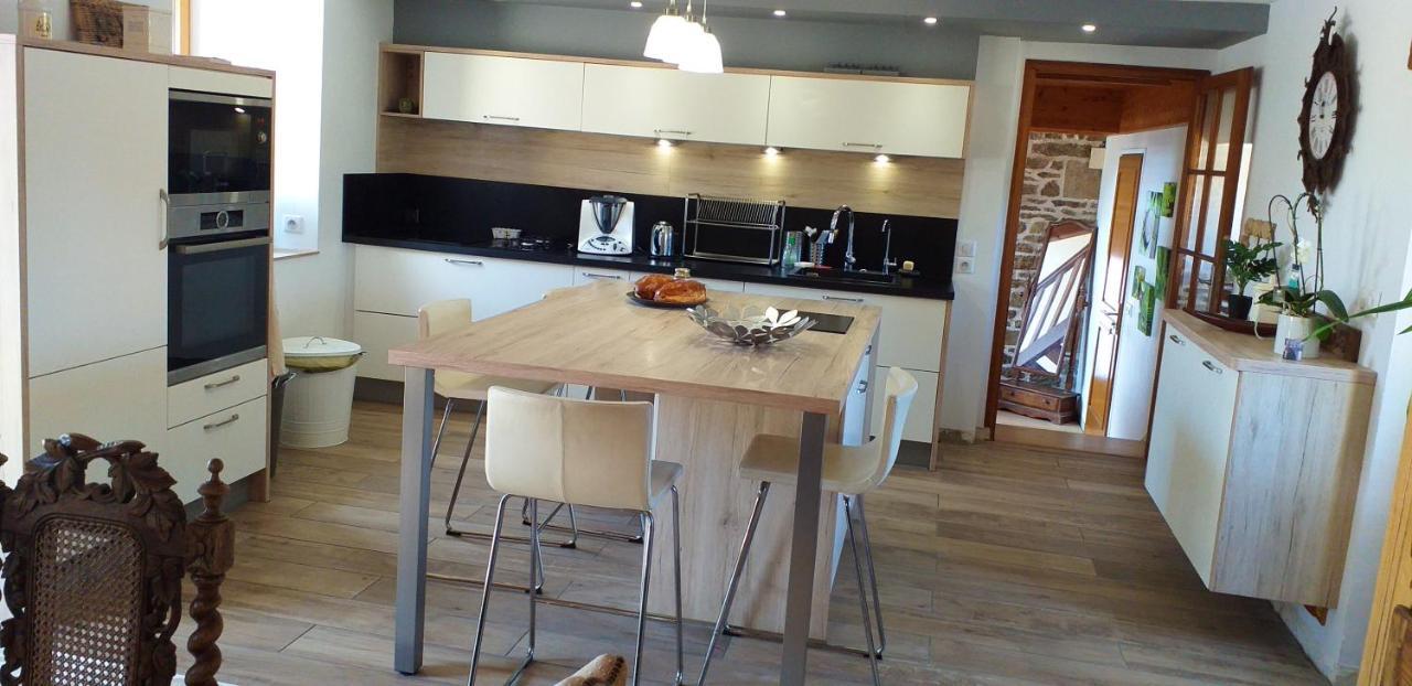 Maison Spacieuse A Plougonven Avec Jacuzzi Et Jardin Bagian luar foto