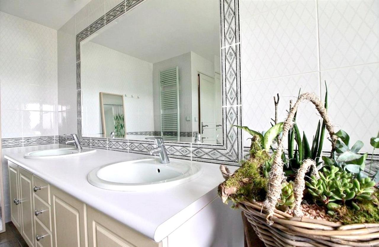 Maison Spacieuse A Plougonven Avec Jacuzzi Et Jardin Bagian luar foto