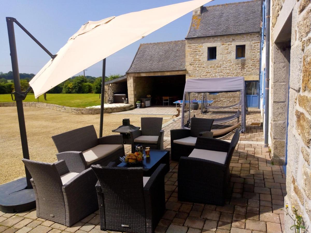 Maison Spacieuse A Plougonven Avec Jacuzzi Et Jardin Bagian luar foto