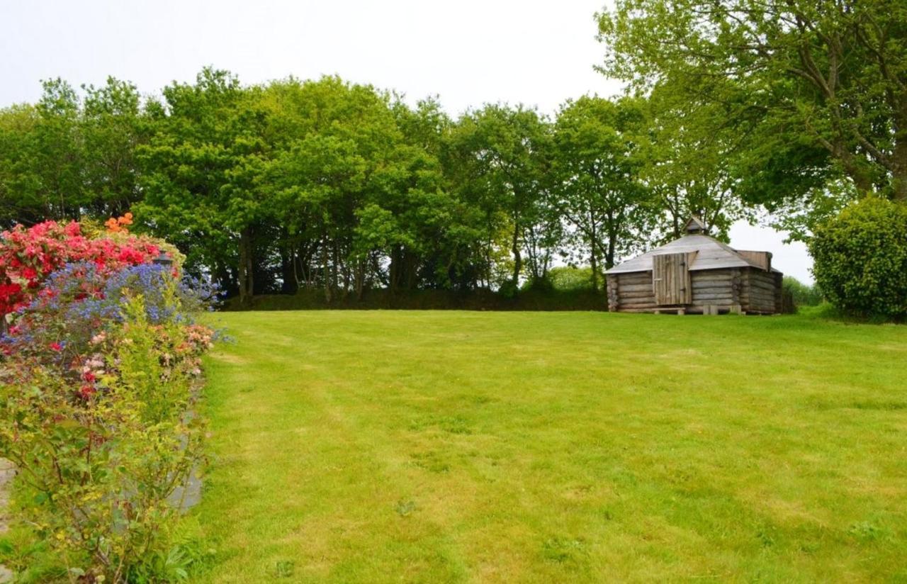Maison Spacieuse A Plougonven Avec Jacuzzi Et Jardin Bagian luar foto