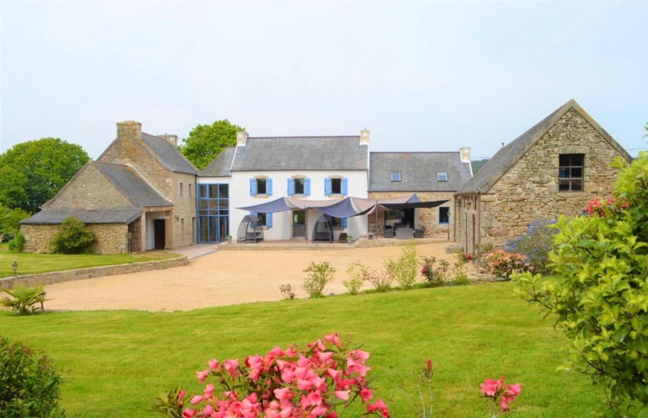 Maison Spacieuse A Plougonven Avec Jacuzzi Et Jardin Bagian luar foto